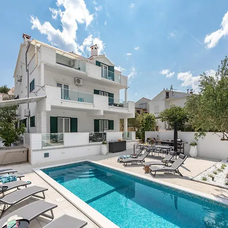 Spacious In Slatine With Terrace *