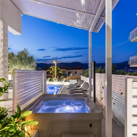 Spacious In Slatine With Terrace Trogir