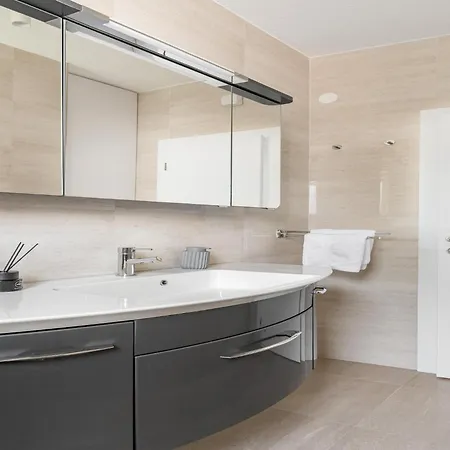Apartment Spacious In Slatine With Terrace