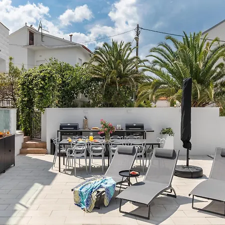 Apartment Spacious In Slatine With Terrace