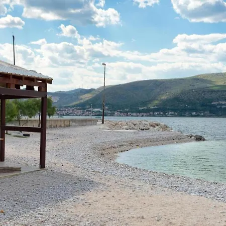 Apartment Spacious In Slatine With Terrace