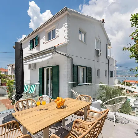 Spacious In Slatine With Terrace Lägenhet *